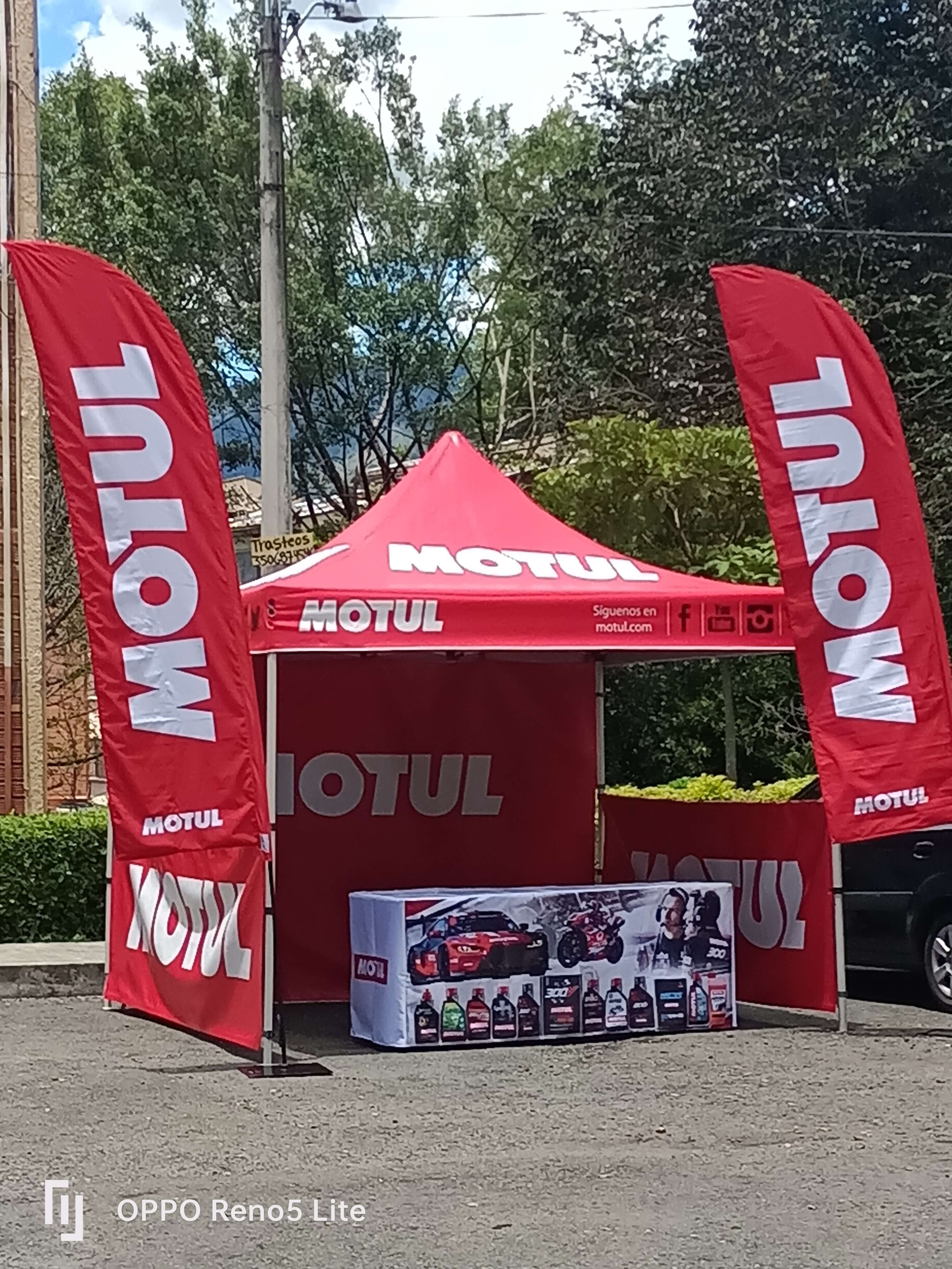 3x3m y banderas, con mesa y mantel (1)